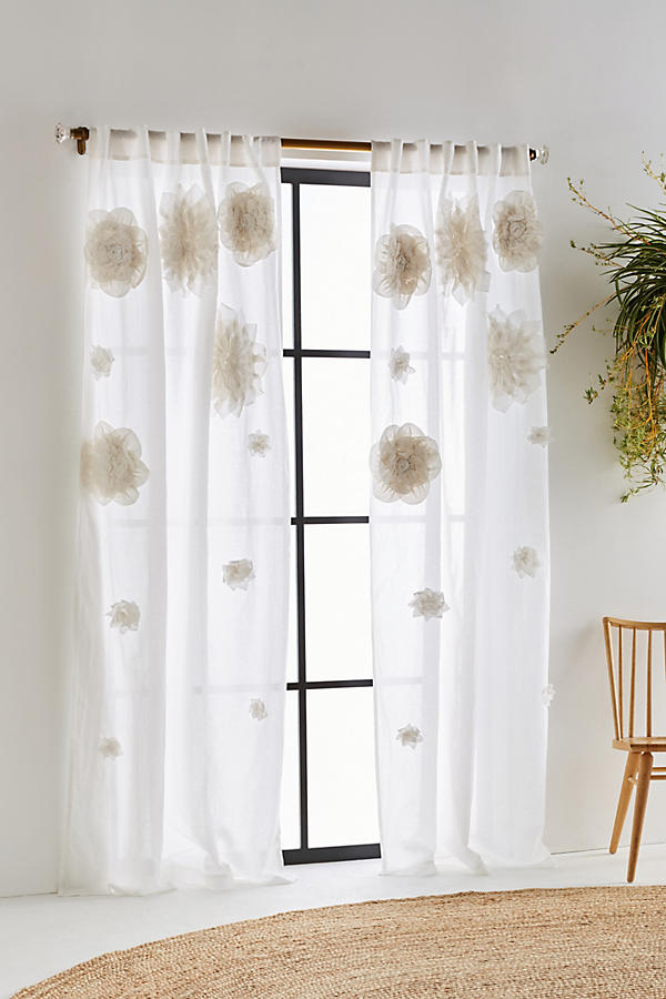 Slide View: 1: Georgina Curtain
