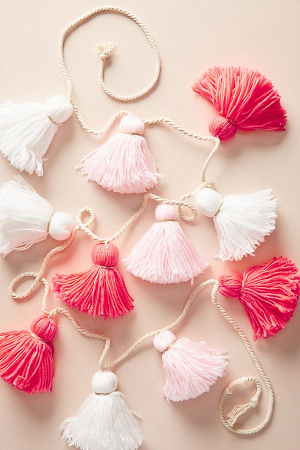 Slide View: 1: Tonal Pink Tassel Garland